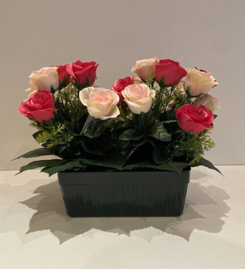 Jardiniere de roses rose et blanche